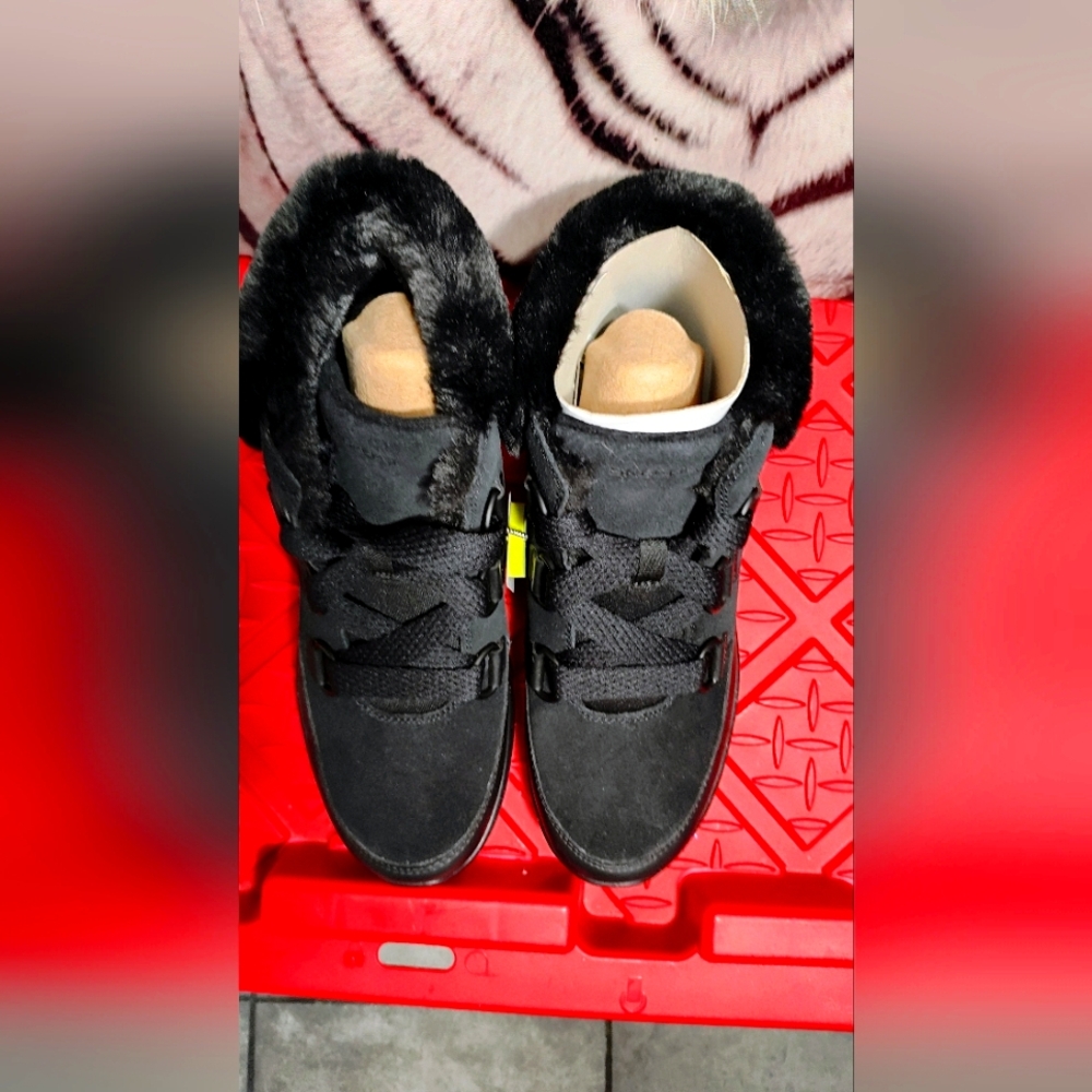 Women's Ankle Boots Skechers. Size 9.5. Soft And Comfortable.